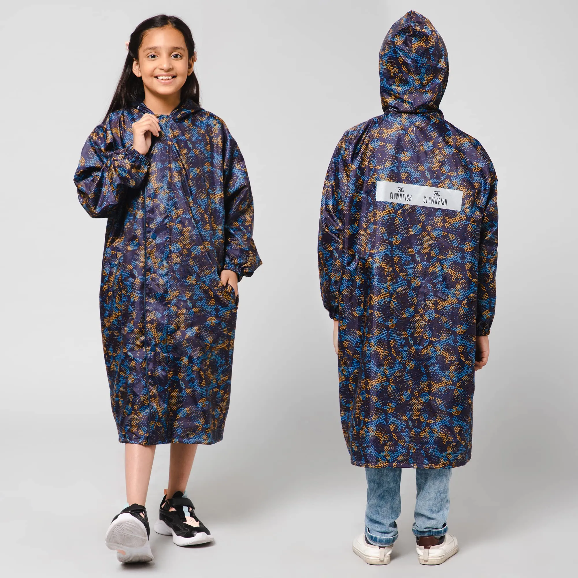 THE CLOWNFISH Splash Squad Series Kids Raincoat Waterproof Polyester Double Coating Reversible Longcoat with Hood and Reflector Logo at Back. Printed Plastic Pouch. Kid Age-7-8 years (Midnight Blue)