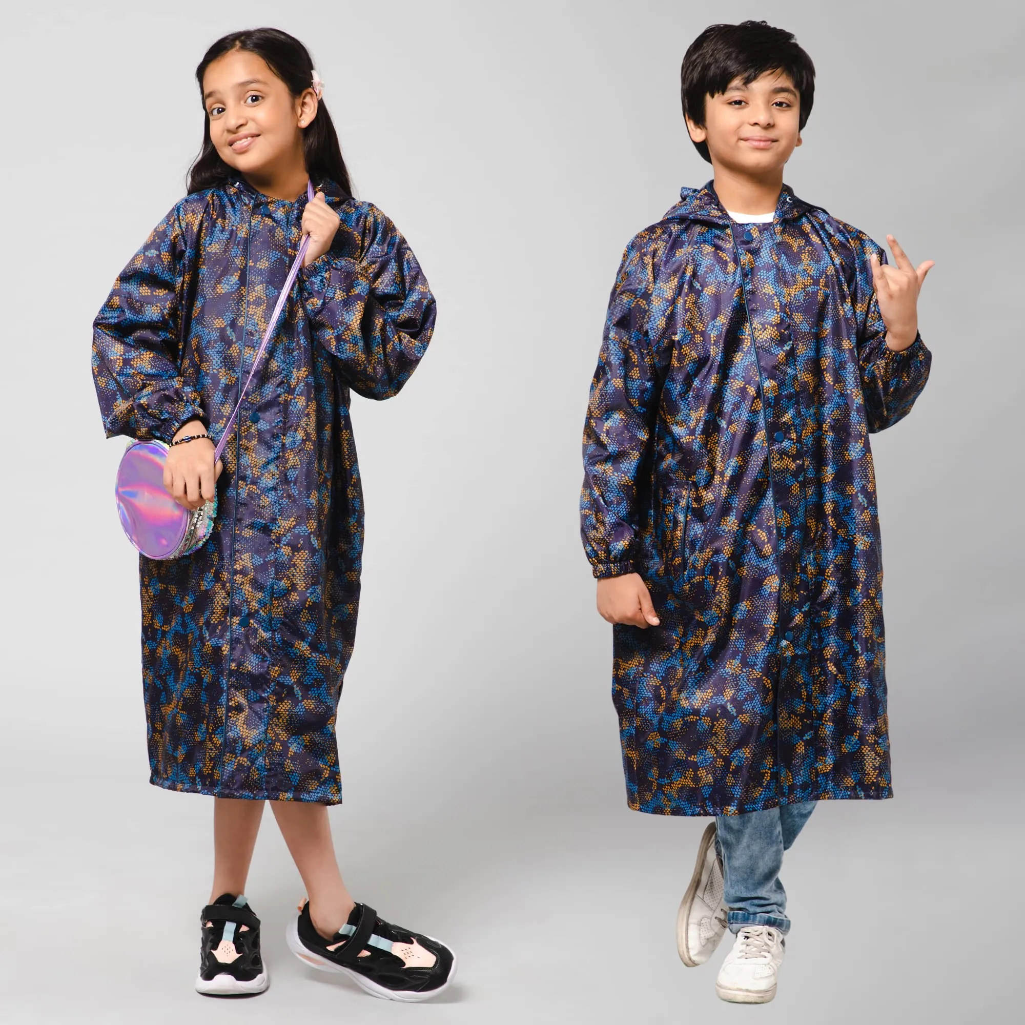 THE CLOWNFISH Splash Squad Series Kids Raincoat Waterproof Polyester Double Coating Reversible Longcoat with Hood and Reflector Logo at Back. Printed Plastic Pouch. Kid Age-7-8 years (Midnight Blue)