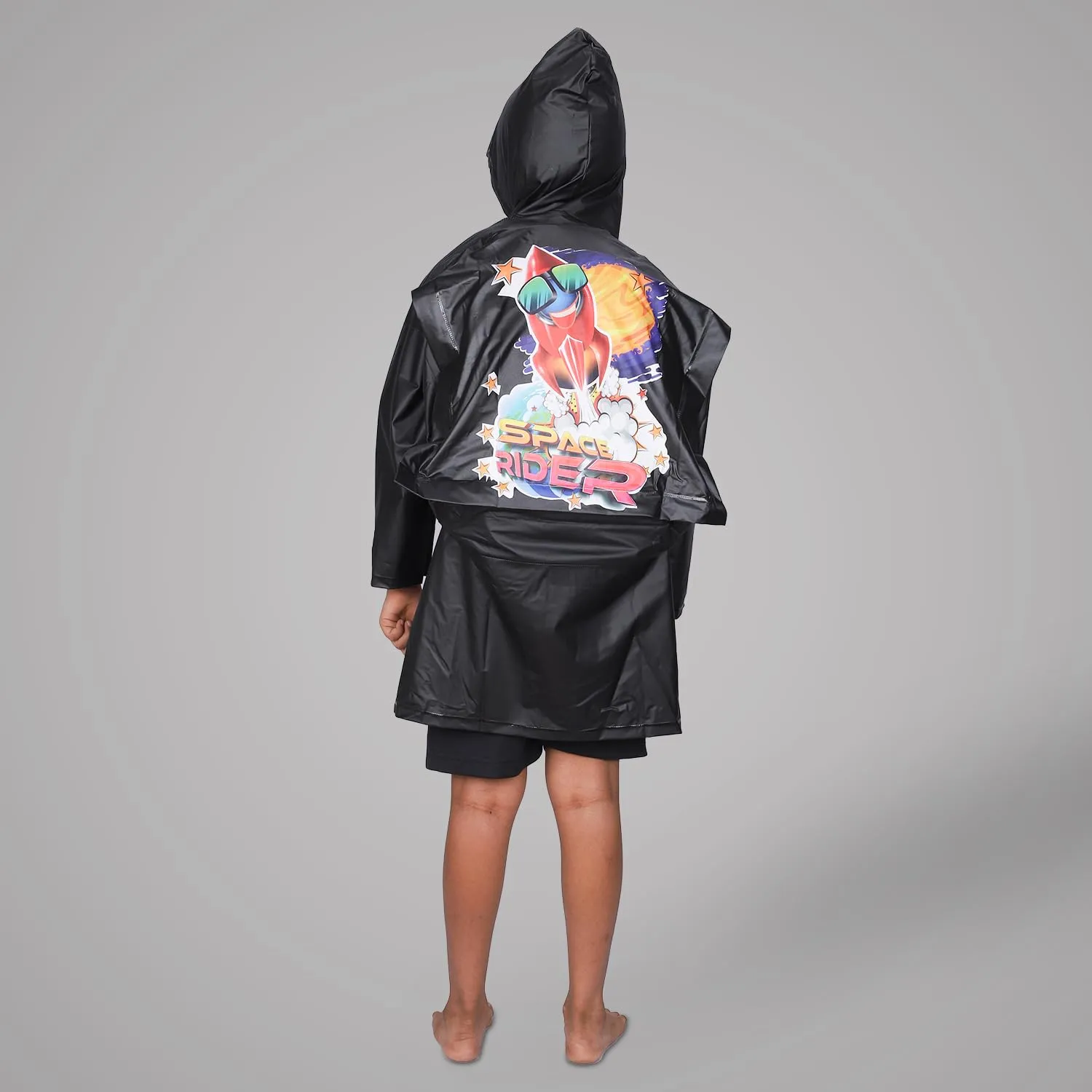 THE CLOWNFISH Toon Caper Series Kids Waterproof PVC Longcoat with Adjustable Hood & Extra Space for Backpack/Schoolbag Holding. Printed Plastic Pouch. Kid Age-6-7 years (Black)